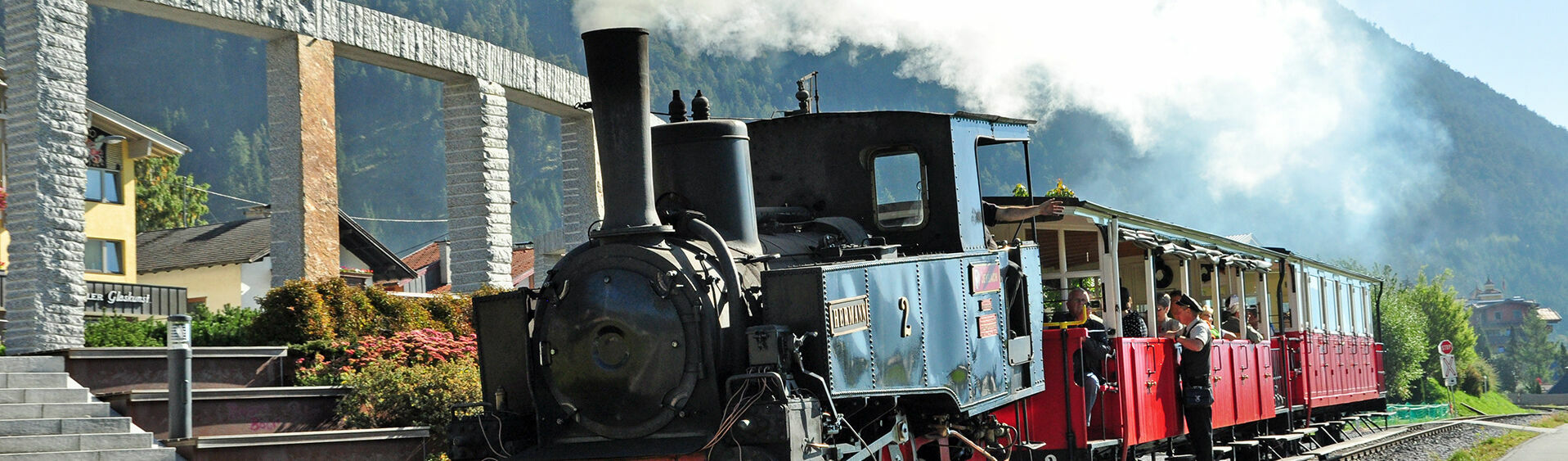 Mit Europas ältester Dampf-Zahnradbahn auf einen Nostalgietrip von Jenbach nach Seespitz fahren.