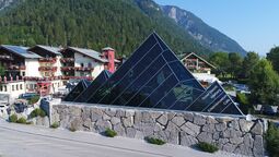 The thick limestone wall imitates the rocks that surround the oil shale in nature.