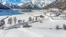 Loipe Maurach - dahinter der Achensee und das Freizeitzentrum Atoll Achensee